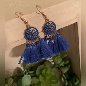 Beautiful golden earrings with blue tassels!